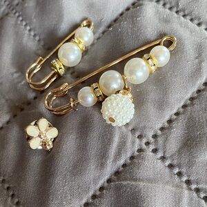 Elegant Gold and Pearl Brooch Set
